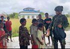 Satgas Yonif 300/Brajawijaya Bawa Senyum dan Sehat ke Anak Kenyam